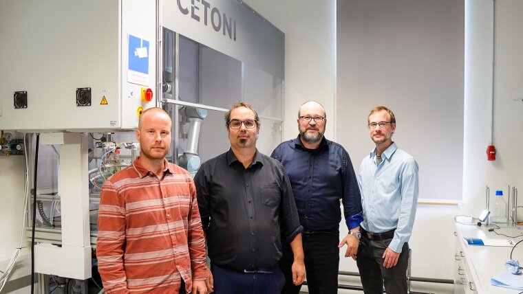 Dr. Marcus Franke, Dr. Patrick Bräutigam, Prof. Dr. Michael Stelter und Christian Beringer vor der Laborautomation von CETONI