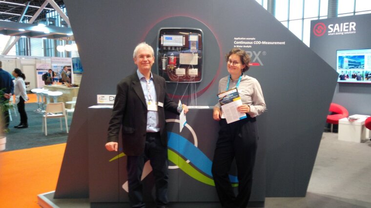 Samira Lambertz und Jürgen Walch am Messestand der AQUATECH in Amsterdam