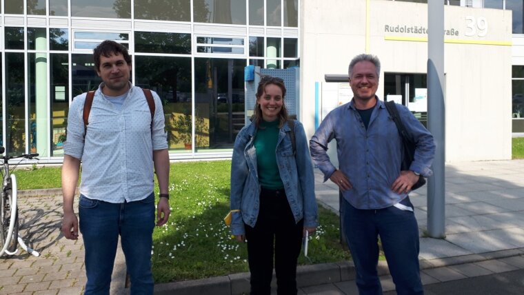 Stefan Brachat, Luise Butzer und Stephan Lorenz vor der Geschäftstelle von JenaWasser