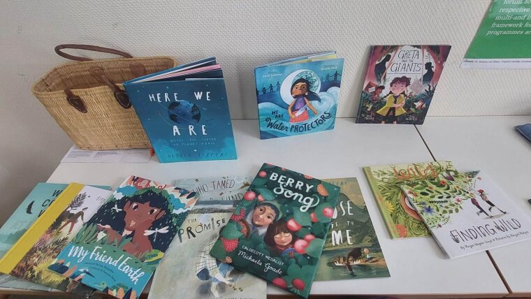 Englischsprachige Kinderbücher zum Thema Wasser liegen auf einem Tisch