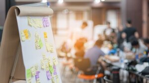 Meetingraum mit einer Tafel mit Post-its